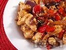 Рецепта Задушени пилешки хапки от гърди с къри и зеленчуци (лук и червени чушки) на тиган